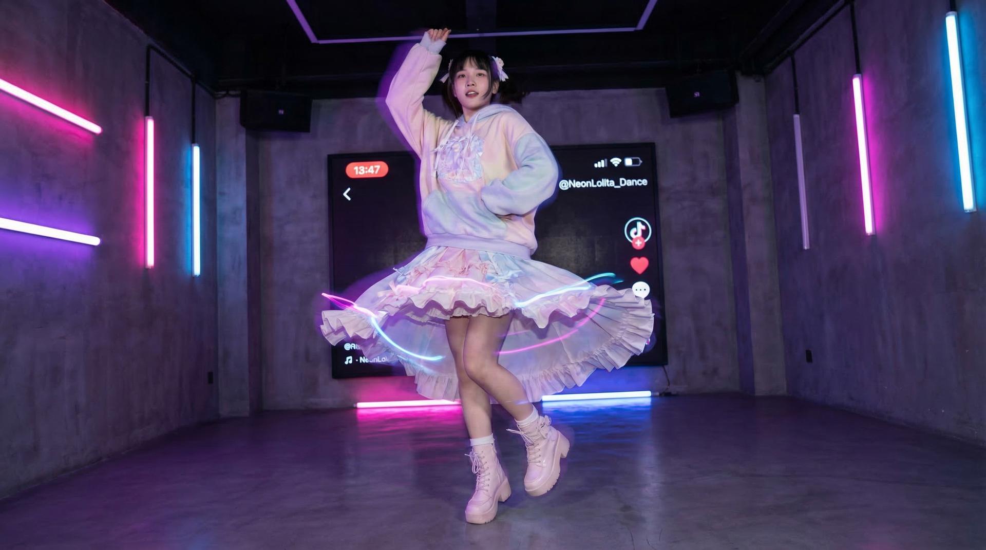 17c一起草短传媒 - TikTok风格舞蹈